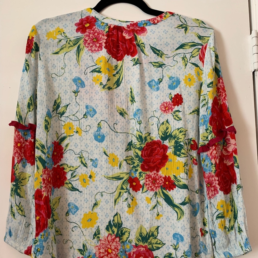 Pioneer woman top size M, white country florals